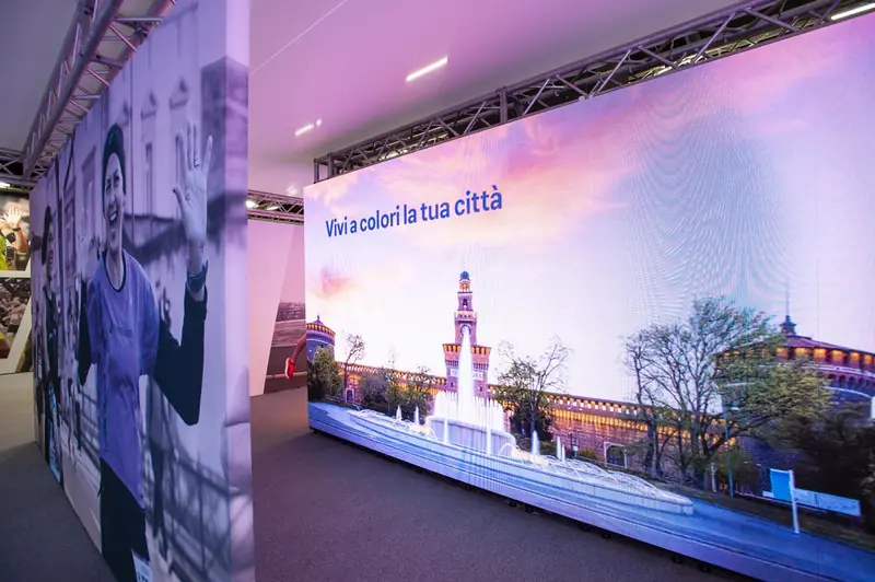 Parete grafica con la scritta "Vivi a colori la tua città" e skyline