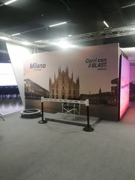 Stand con grafiche della città di Milano e del Duomo