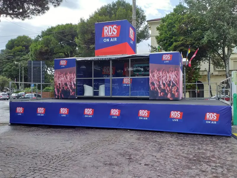 Palco RDS On Air con cubo luminoso e basamento blu