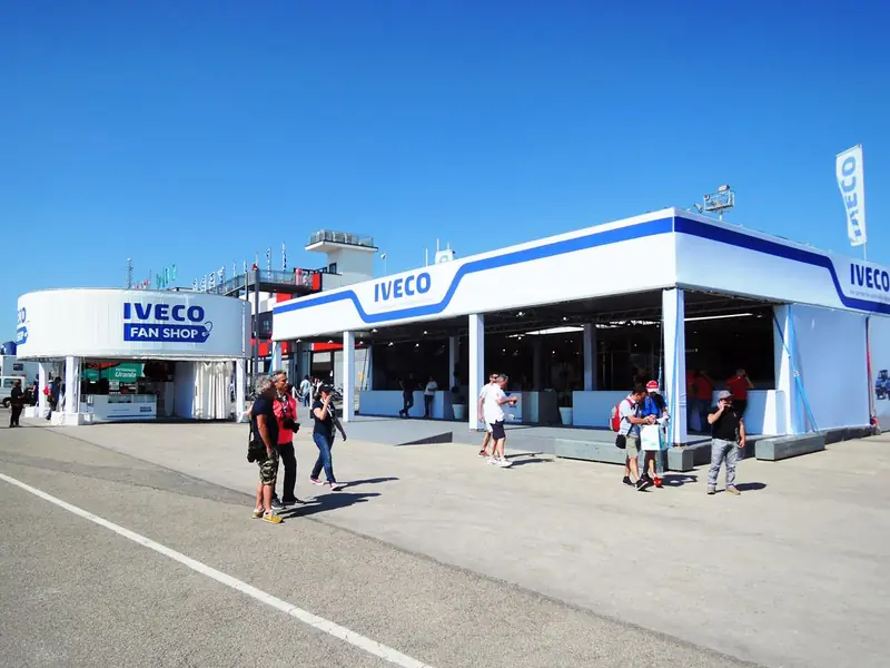 Stand Iveco bianco e blu con visitatori
