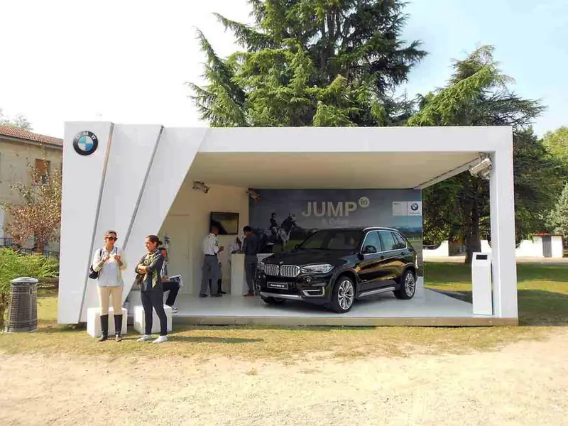 Stand BMW bianco all'aperto con auto esposta