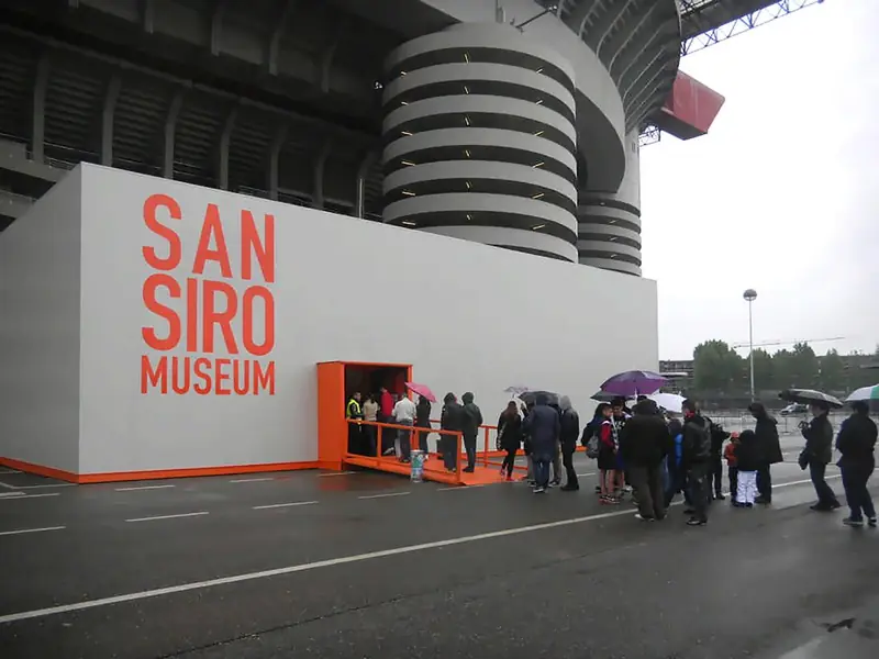 Edificio bianco con la scritta San Siro Museum e ingresso arancione