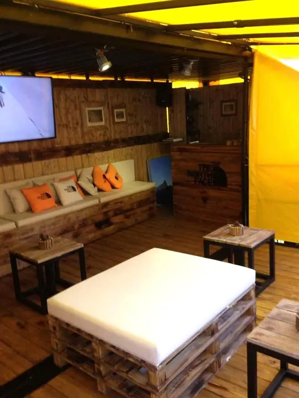 Interno rustico con divanetti e cuscini arancioni