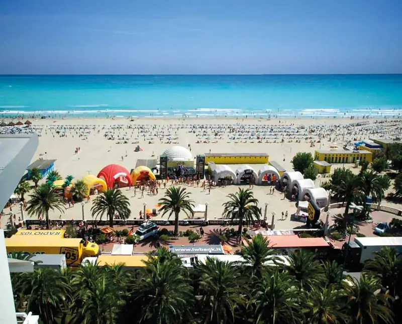 Veduta dall'alto di una spiaggia con tende gonfiabili colorate e stand