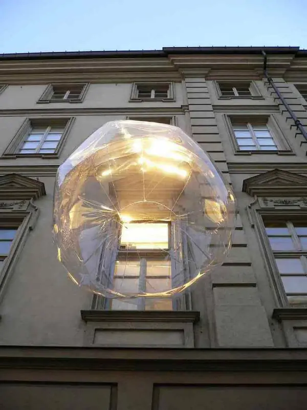 Bolla trasparente illuminata sulla facciata di un palazzo