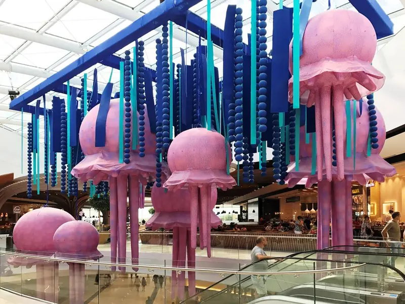 Meduse gonfiabili rosa sospese in un centro commerciale