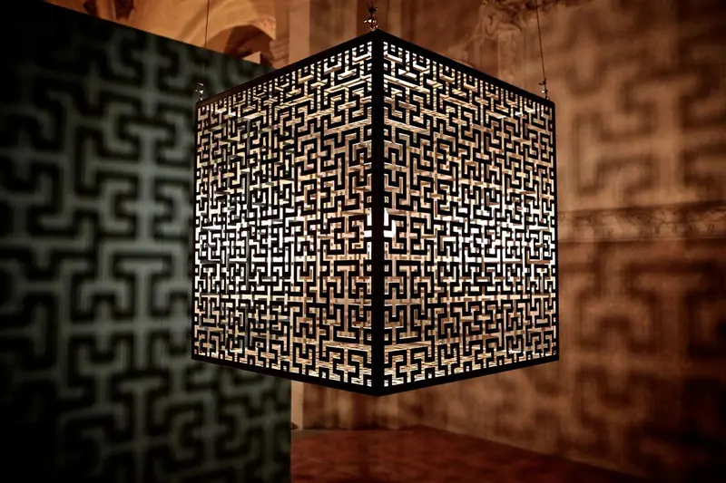 Cubo luminoso con decorazioni geometriche sospeso