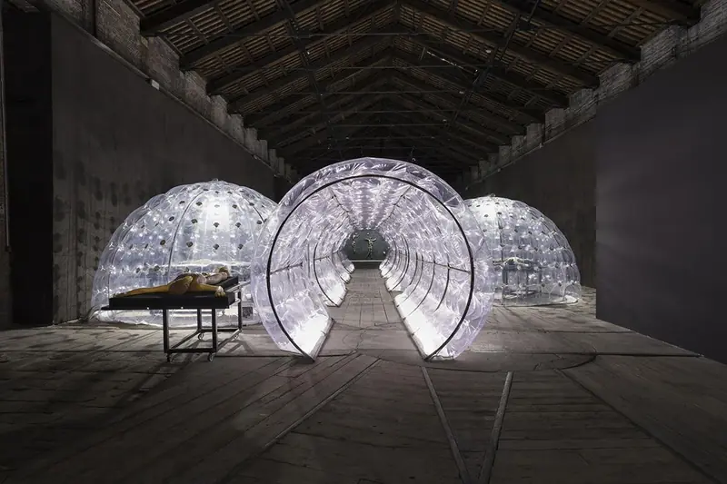 Tunnel di cupole trasparenti in un grande spazio industriale