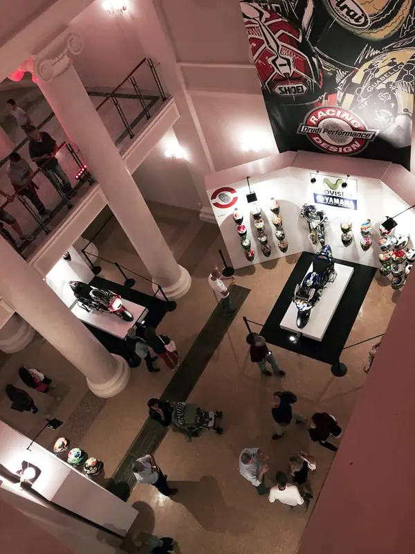 Sala con tavoli e persone vista dall'alto