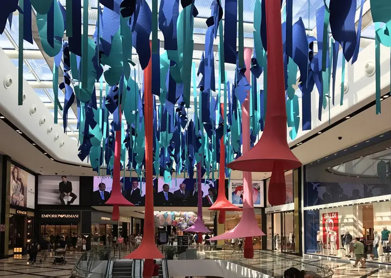 Nastri e trombe sospesi in un centro commerciale
