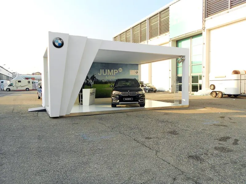 Padiglione bianco BMW all'aperto con auto esposta