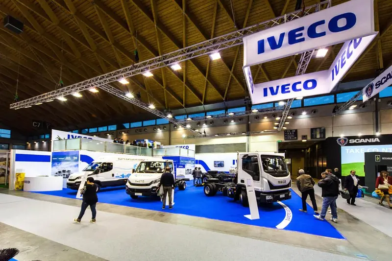 Stand Iveco con struttura in traliccio e veicoli in fiera