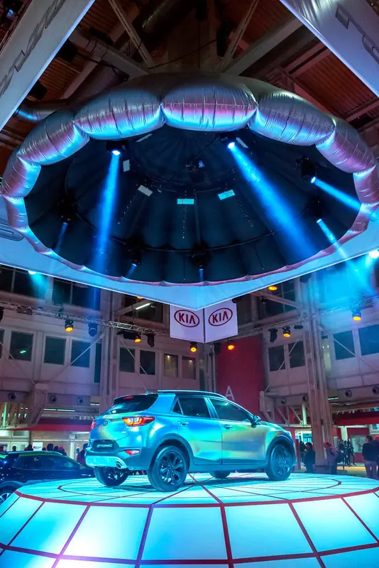 Piattaforma luminosa circolare con auto sotto una cupola con luci blu