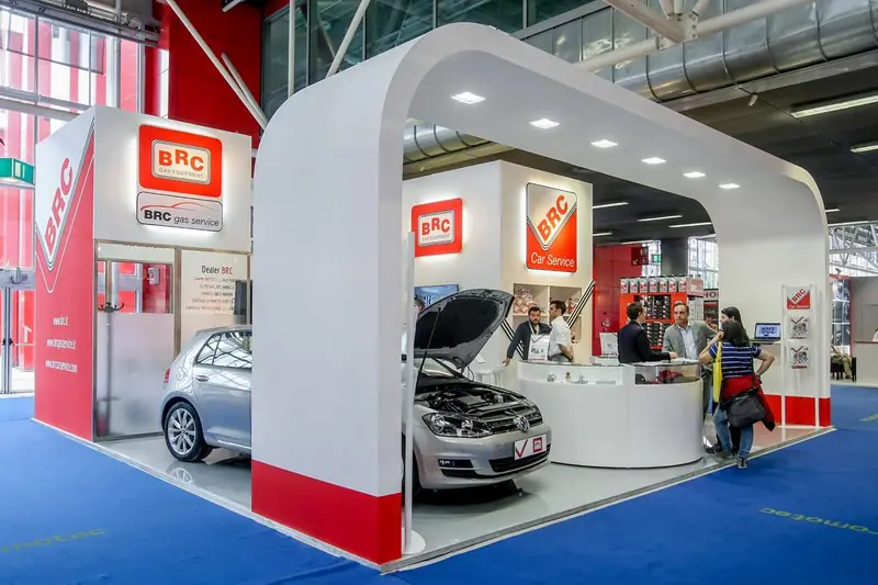 Stand BRC con auto e arco bianco