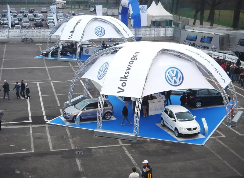 Tende a cupola Volkswagen con auto su pavimento blu