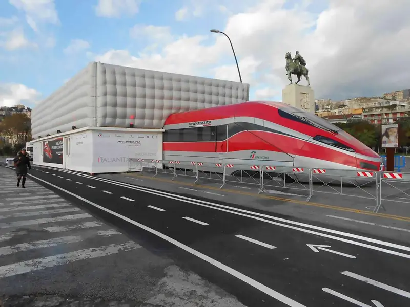 Treno rosso a grandezza naturale accanto a un edificio bianco gonfiabile