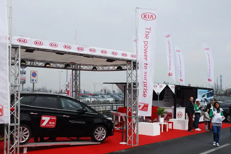 Stand Kia con struttura in traliccio e auto nera