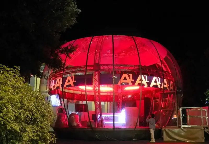 Struttura sferica illuminata di rosso, di notte