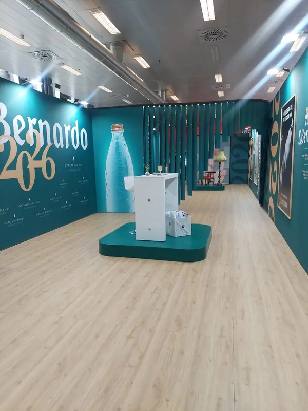 Interno di uno stand verde acqua S.Bernardo con bottiglia grafica