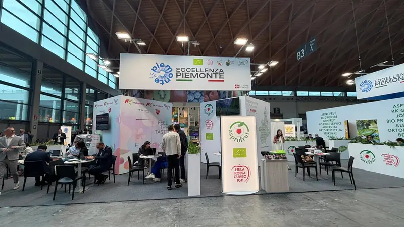 Stand Eccellenze Piemonte con tavolini e visitatori
