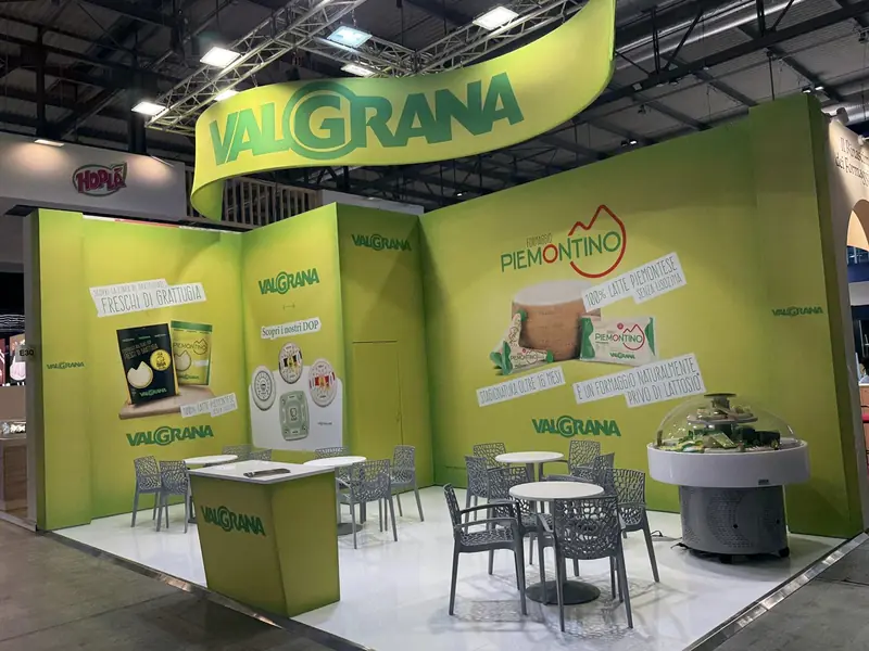 Stand Valgrana verde e giallo con tavolini