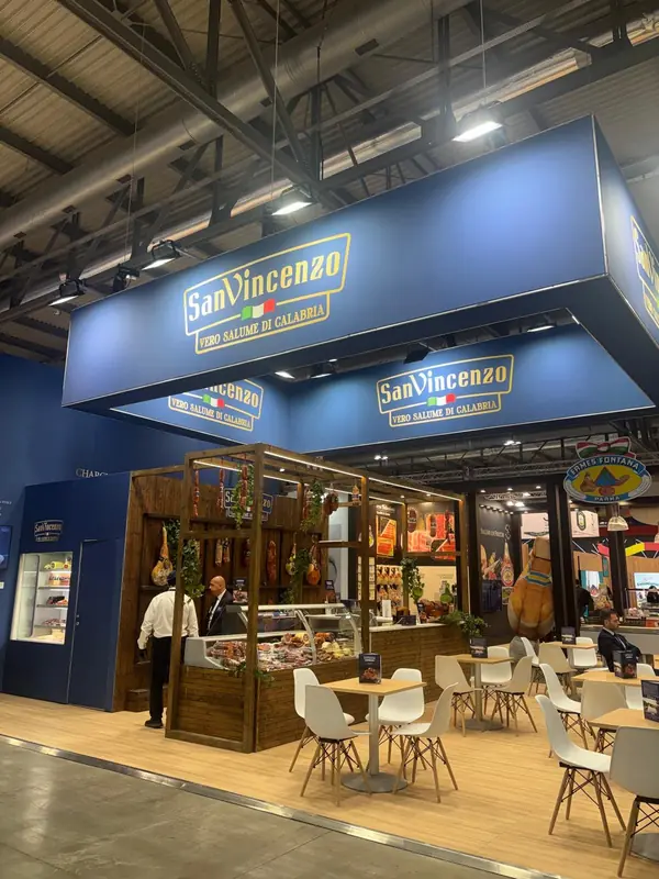 Stand San Vincenzo con banco in legno e insegna blu