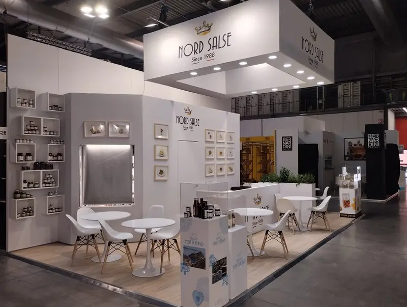 Stand Nord Salse bianco con scaffali e tavolini