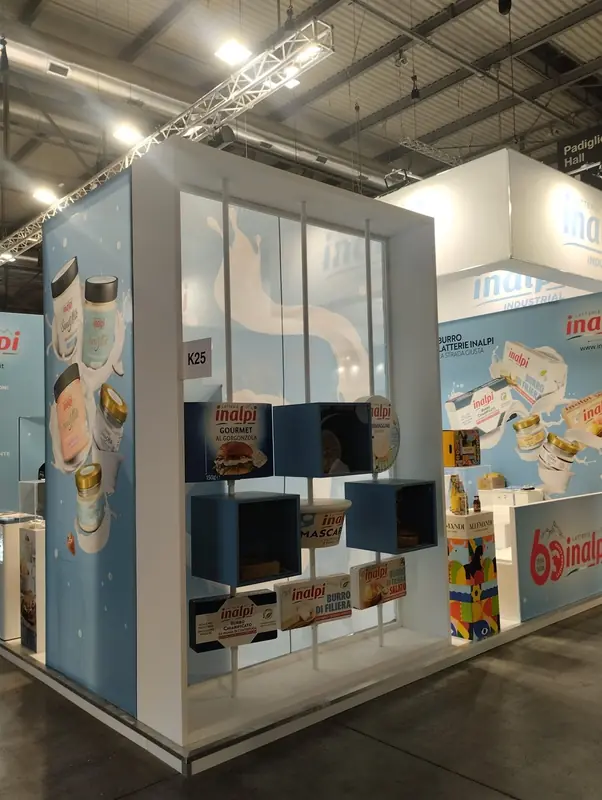 Stand con parete grafica azzurra e prodotti esposti
