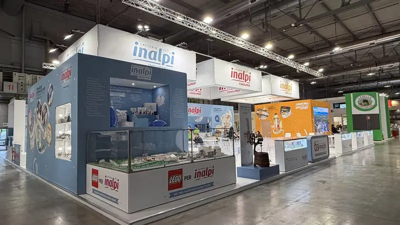 Stand Inalpi con vetrine e grafica azzurra