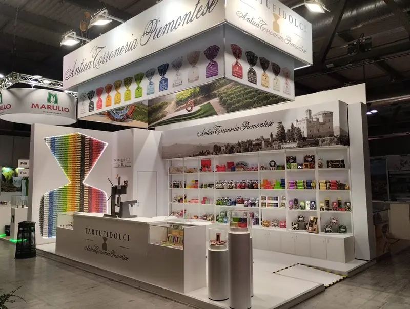 Stand Antica Torroneria Piemontese con scaffali colorati