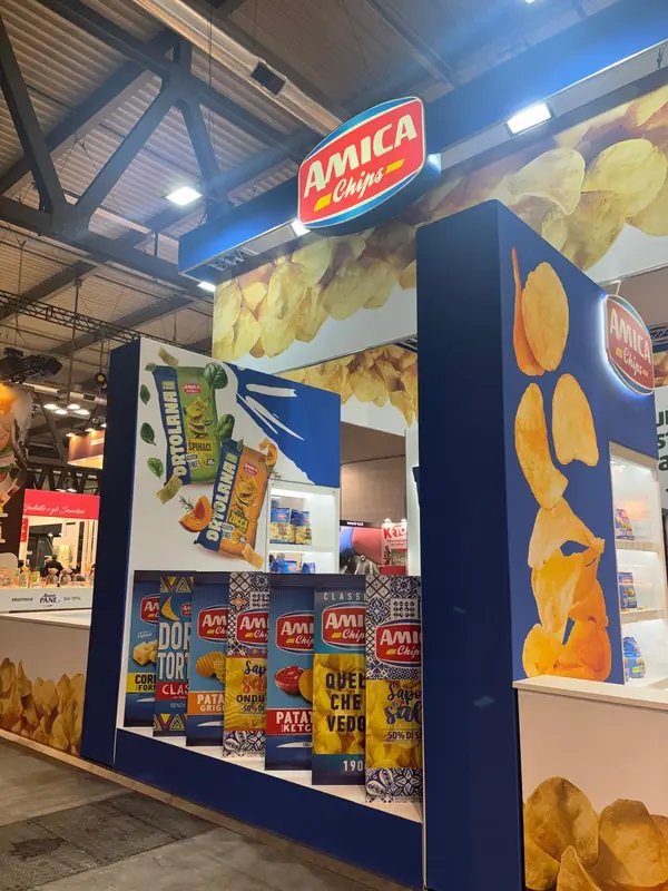 Stand Amica Chips con pannelli di patatine