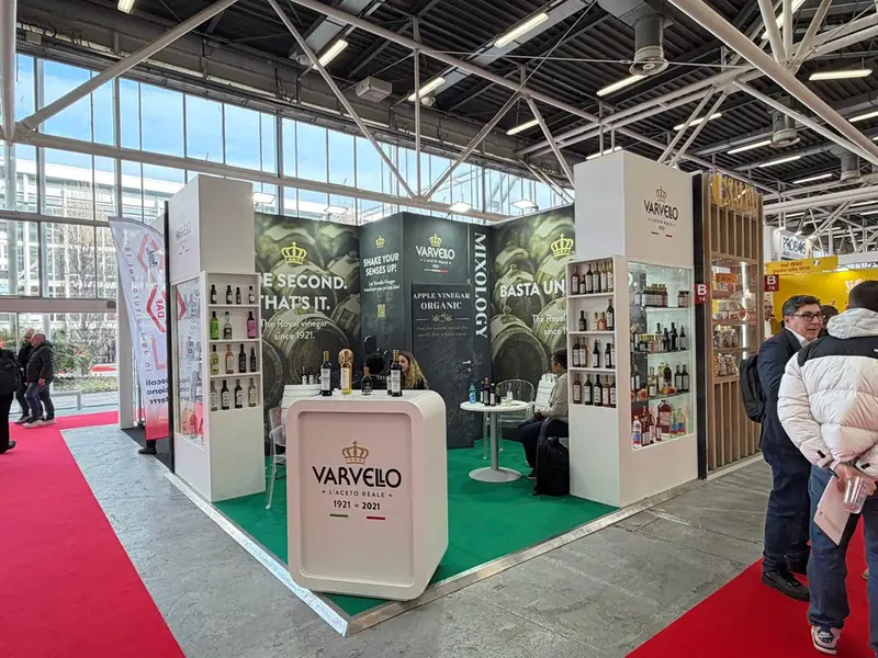 Stand Varvello con moquette rossa e tappeto verde