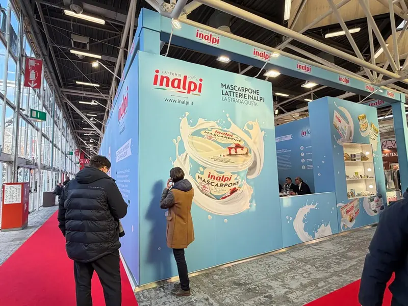 Stand Inalpi con grafica di mascarpone e visitatori