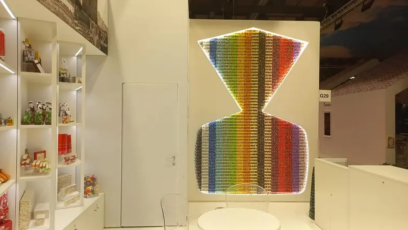 Parete bianca con scaffali e illuminazione colorata a clessidra