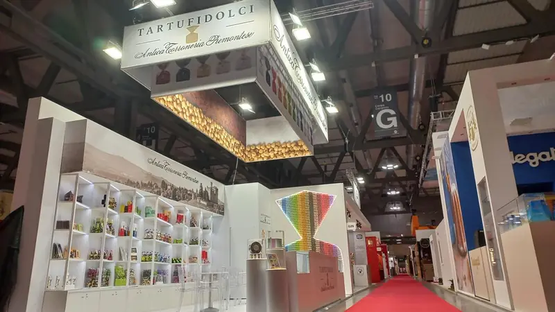 Stand Tartufidolci con scaffali e insegna luminosa
