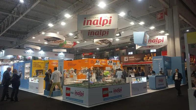Stand Inalpi con insegne e banchi, visto dall'alto