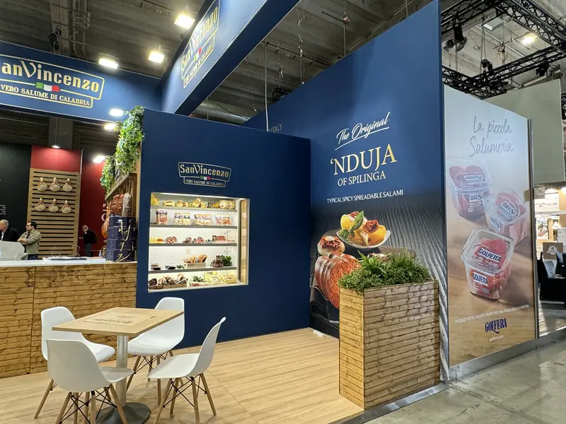 Stand San Vincenzo con 'nduja e vetrine in legno
