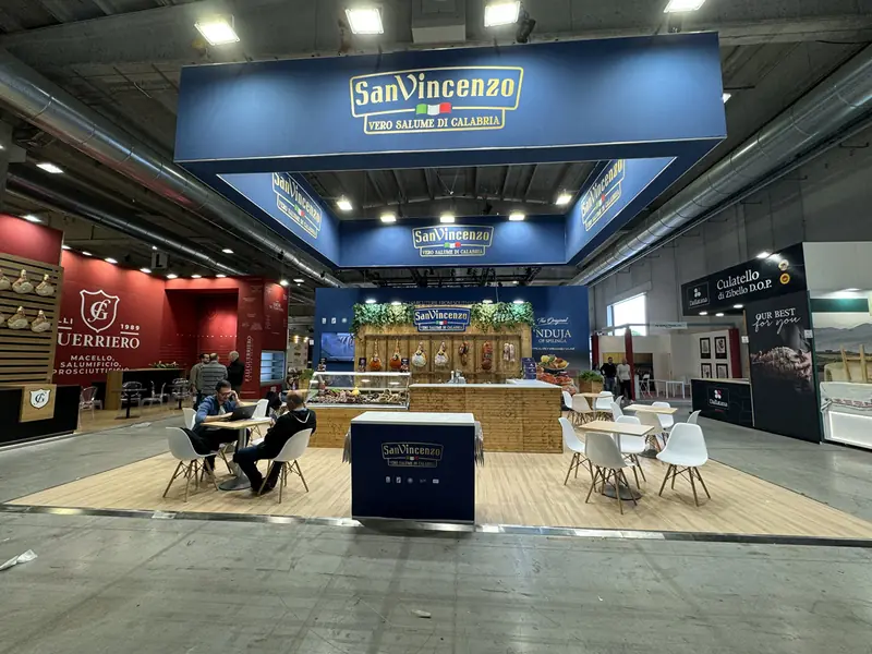 Stand San Vincenzo con banco centrale e tavolini