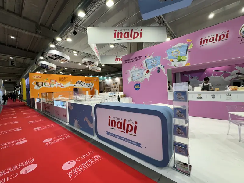 Stand Inalpi con banchi rosa e moquette rossa