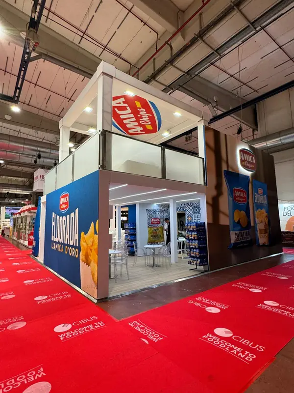 Stand Amica Chips a due piani con moquette rossa
