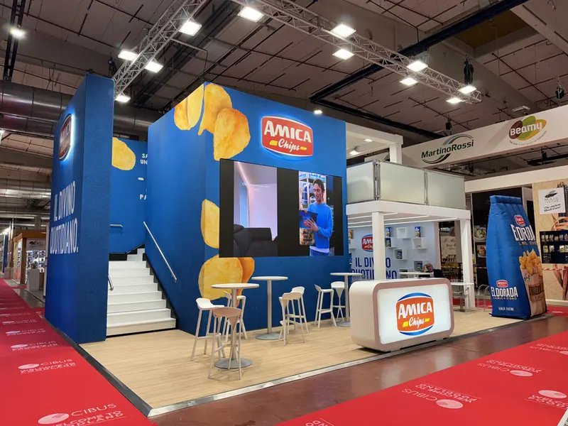 Stand Amica Chips blu con scala e sgabelli
