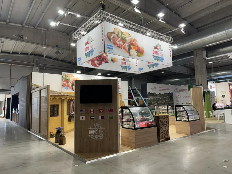 Stand con insegna sospesa e vetrine di salumi