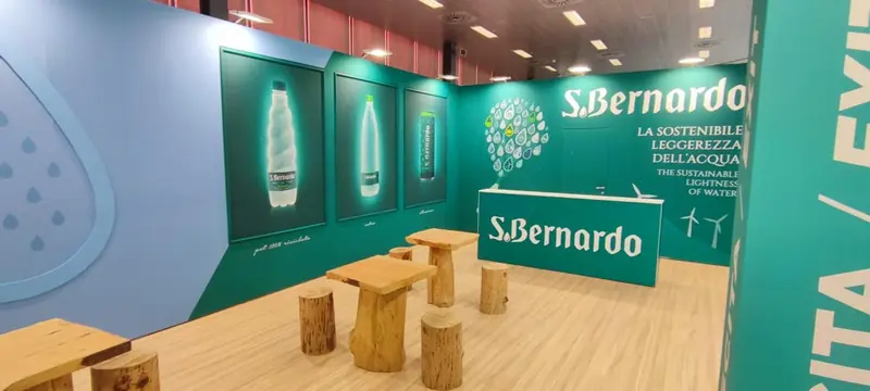 Stand S.Bernardo verde con tavolo e sgabelli in legno