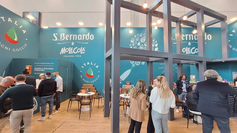 Stand S.Bernardo con visitatori e struttura a pilastri