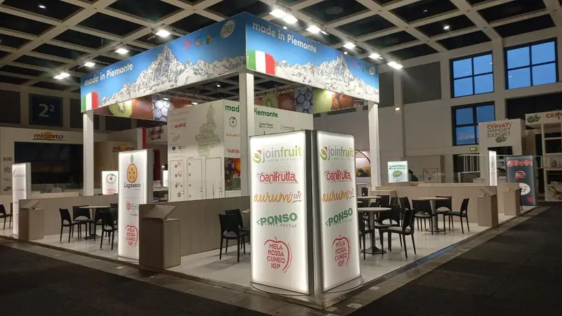 Stand con grafiche di montagne e colonne illuminate