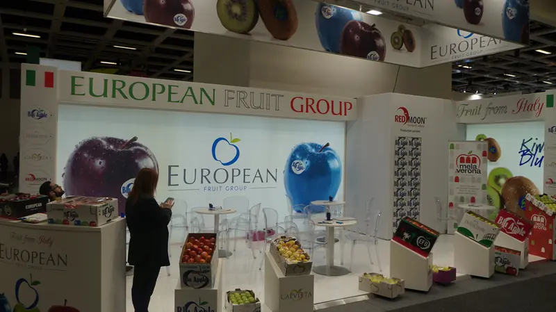 Stand European Fruit Group con frutta esposta