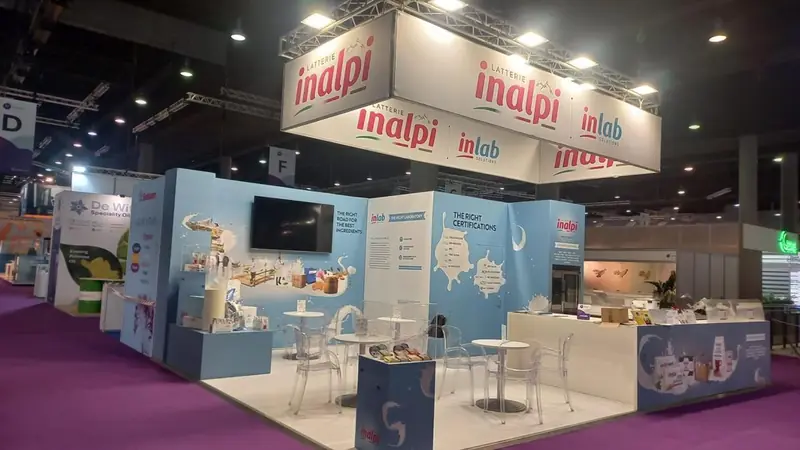 Stand Inalpi con tavolini e moquette viola