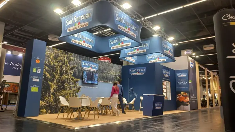 Stand San Vincenzo con insegne sospese e tavolini