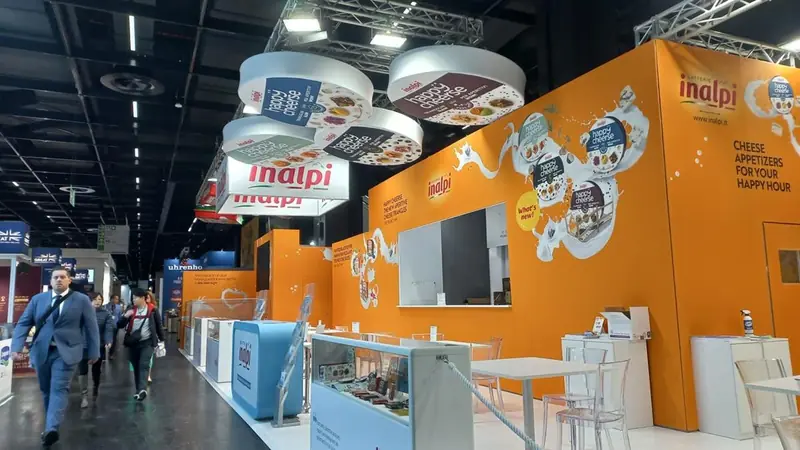 Stand Inalpi arancione con tavolini