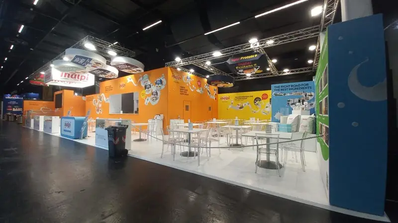 Stand Inalpi arancione e azzurro con ampi spazi